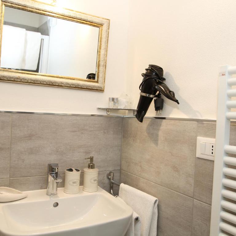 Carducci - Triple Room with Private Bathroom - 4