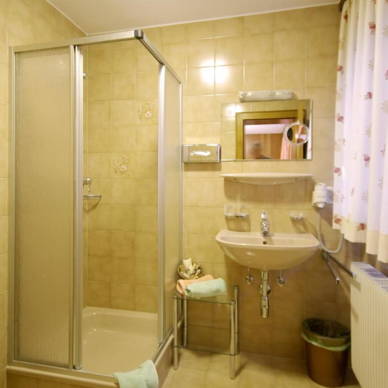 Pension Walserheim - Doppelzimmer mit Balkon - 2