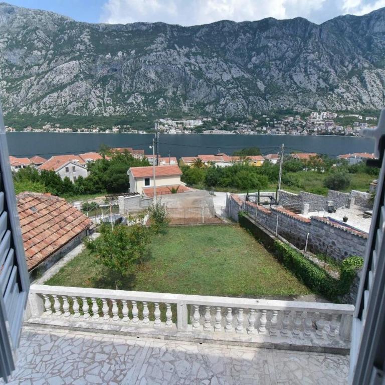 Garden Vista Stone House - Three-Bedroom House - 3