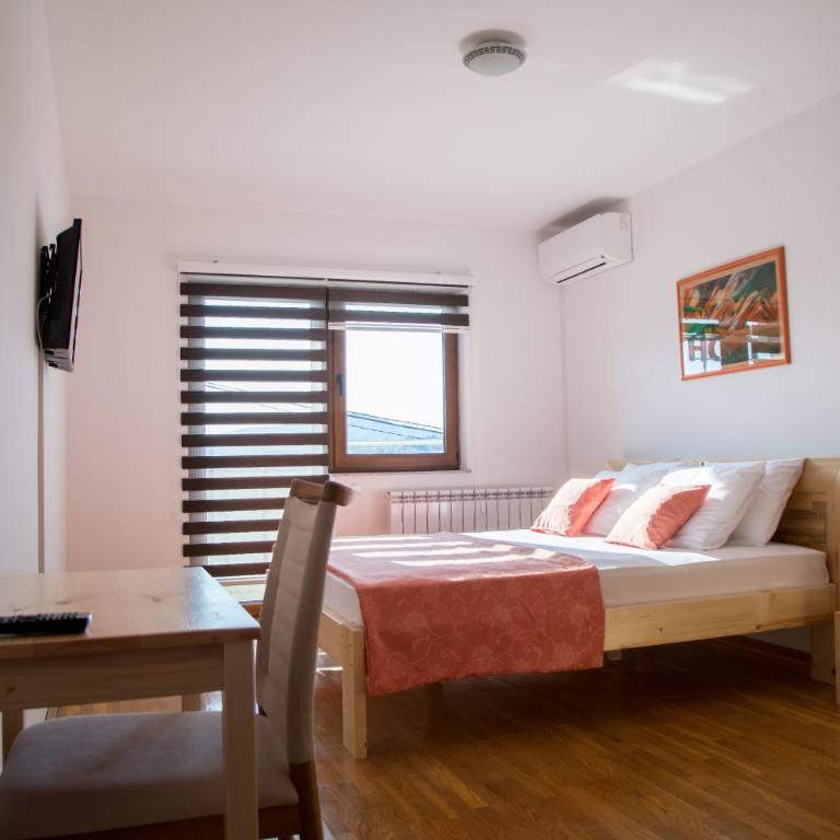 Villa Sky - Dvokrevetna Soba sa Bračnim Krevetom i Balkonom - 4