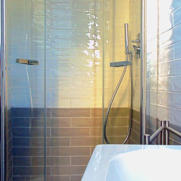 EMI's Guest House - Double Room - 12