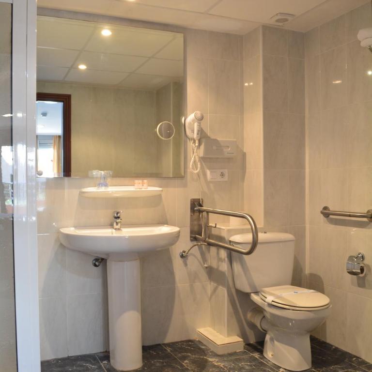 Hotel L'Escala - Triple Room - 4