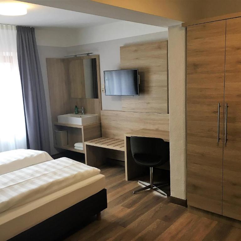 Eberl Hotel Pension München Feldmoching - Deluxe Doppelzimmer - 2