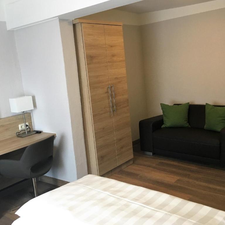 Eberl Hotel Pension München Feldmoching - Deluxe Doppelzimmer - 5