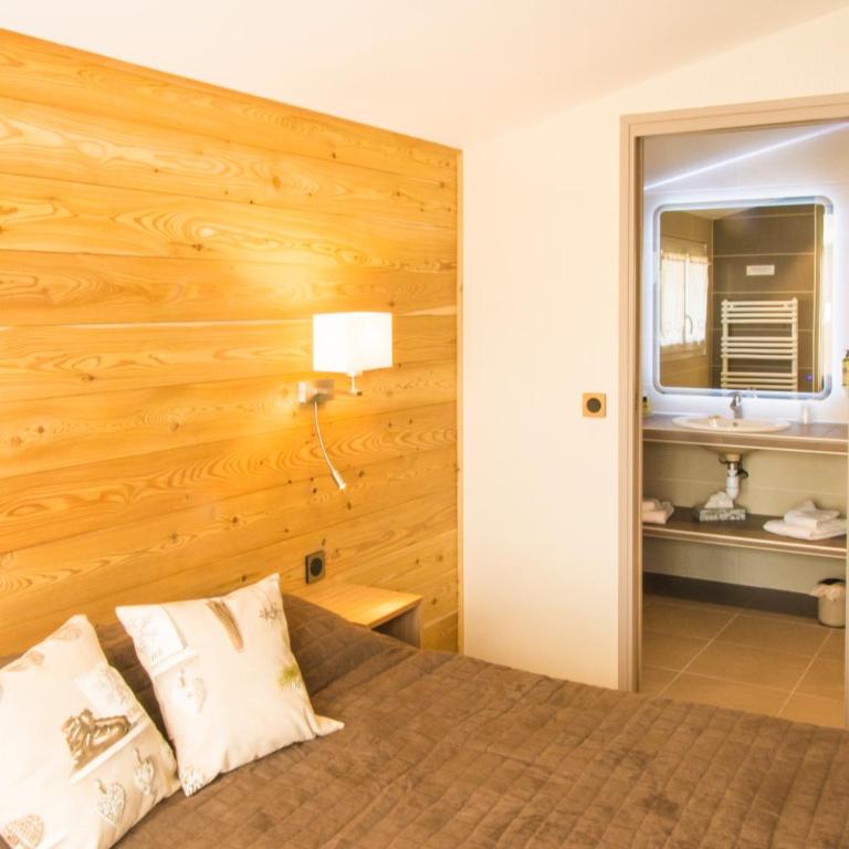 Logis Le Vernay - Chambre Double Supérieure avec Terrasse - 9