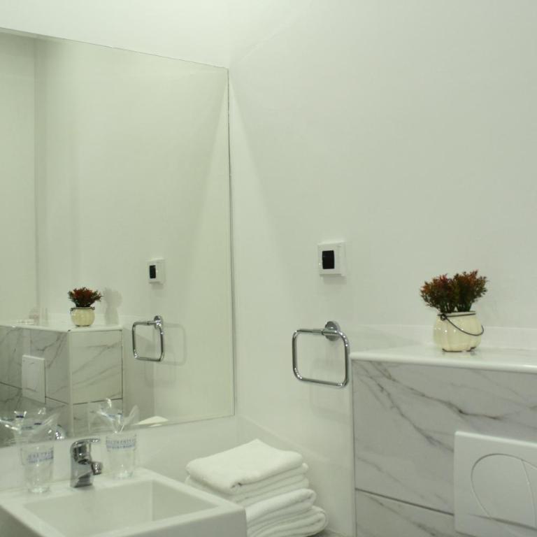 Hotel Danica - Dvokrevetna Soba sa Bračnim Krevetom i Balkonom (2 Odrasle Osobe + 1 Dete) - 4