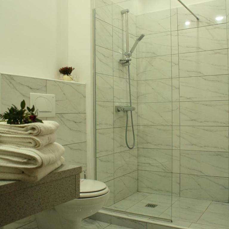 Hotel Danica - Dvokrevetna Soba sa Bračnim Krevetom i Balkonom (2 Odrasle Osobe + 1 Dete) - 5