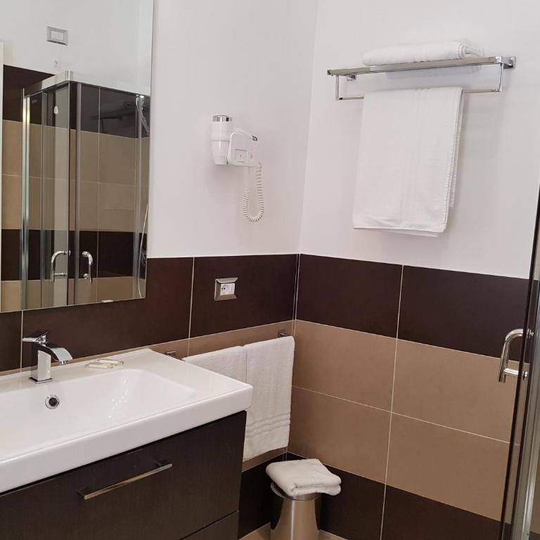 Domus Barberini - Camera Tripla Comfort con Doccia - 9
