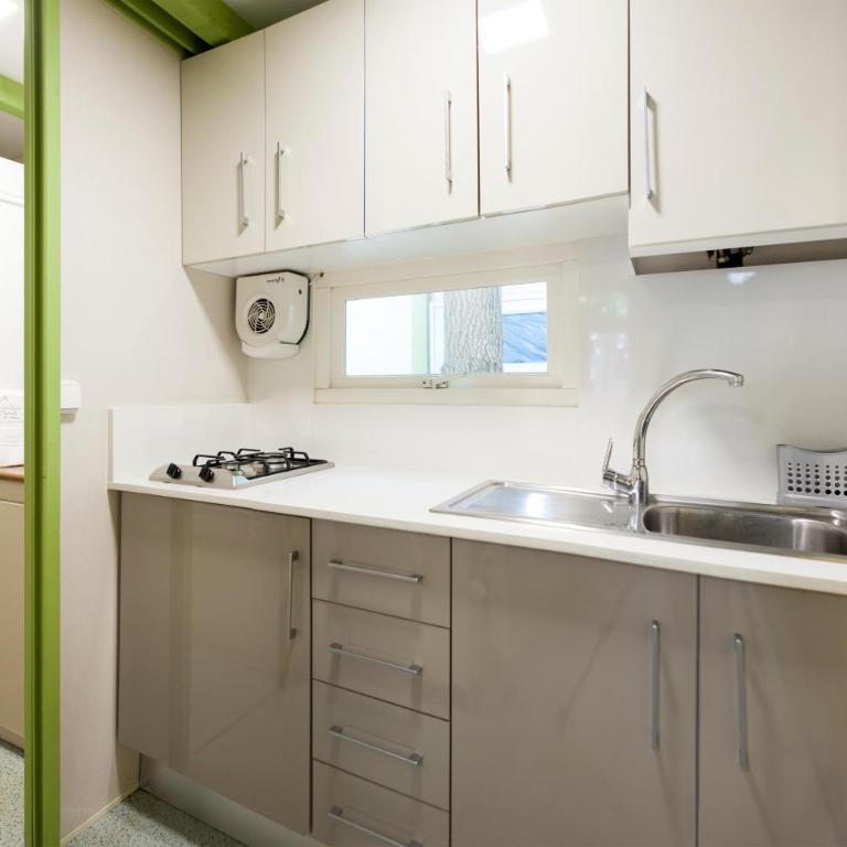 Camping Platja Cambrils - Premium Two-Bedroom Bungalow without Air Conditioner - 3