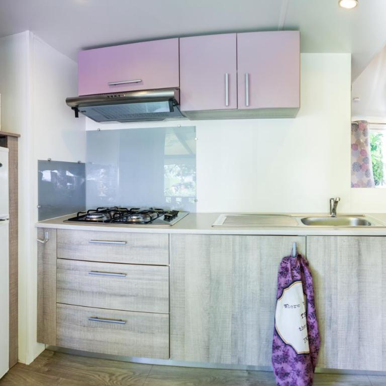 Camping Platja Cambrils - Three-Bedroom Bungalow with Air Conditioner - 2