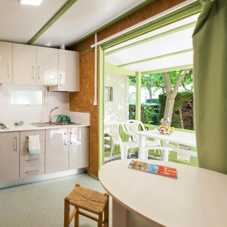 Camping Platja Cambrils - Two-Bedroom Bungalow without Air Conditioner - 2