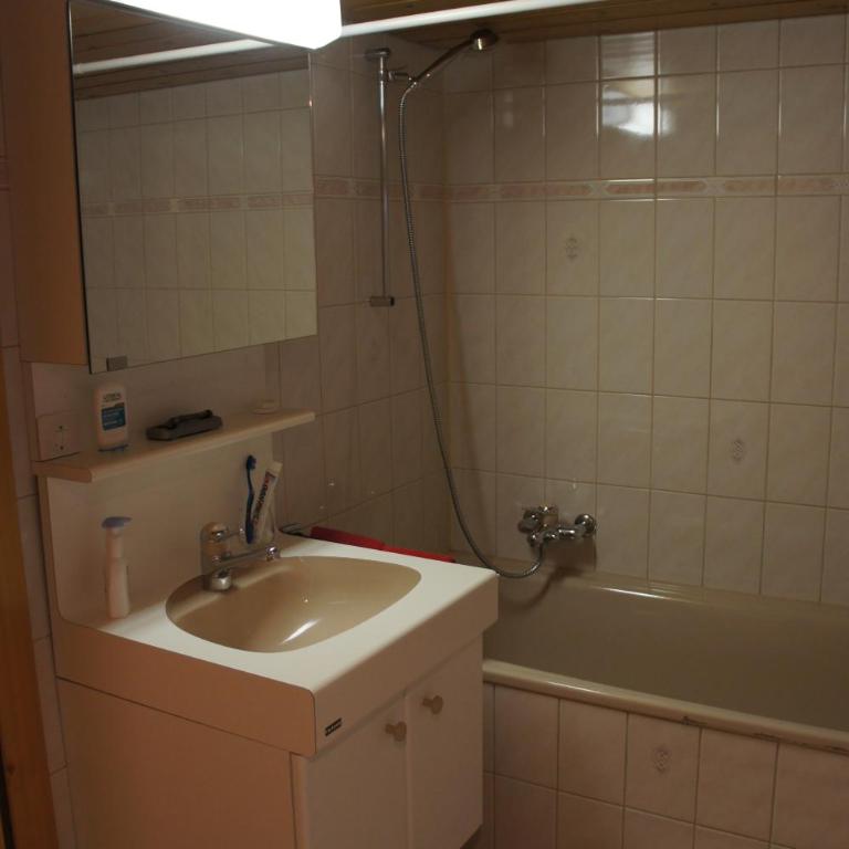 Petit Helvetia Budget Hotel - Familiensuite - 4
