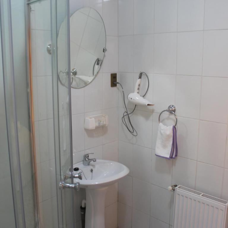 Hostal Baquedano - Twin Room with Private Bathroom - 3