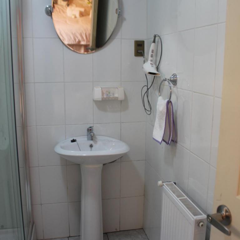 Hostal Baquedano - Twin Room with Private Bathroom - 2