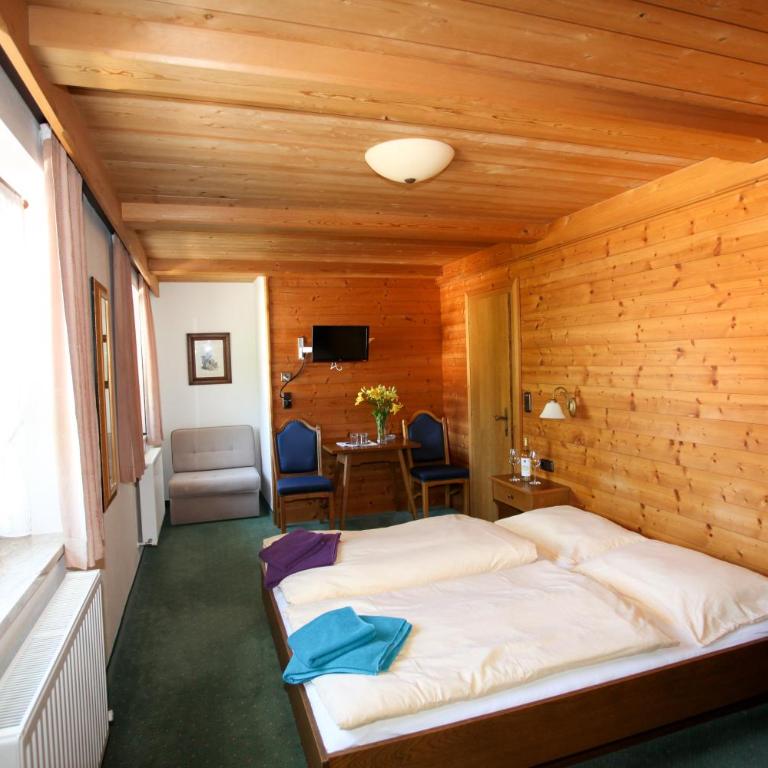 Frühstückspension Christina - Doppelzimmer mit Zustellbett - 4