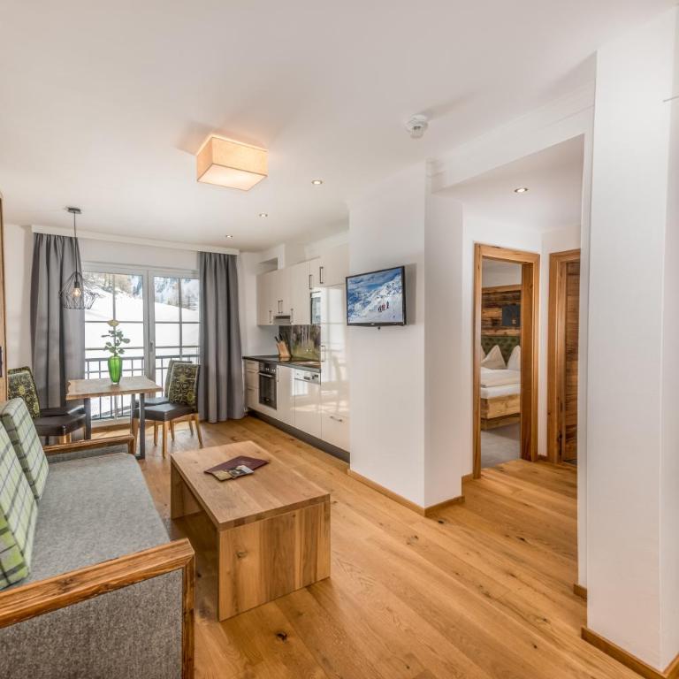 Hotel Almschlössl & Schrotteralm - Ferienwohnung mit Balkon und Panoramablick - 4