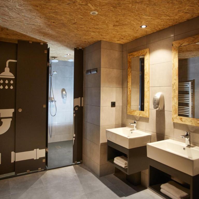 Moontain Hostel - Chambre Quadruple Exclusive avec Salle de Bains Commune - 1