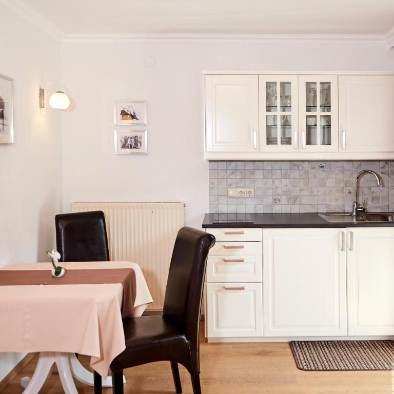 Apartments Neue Post - Studio - 8