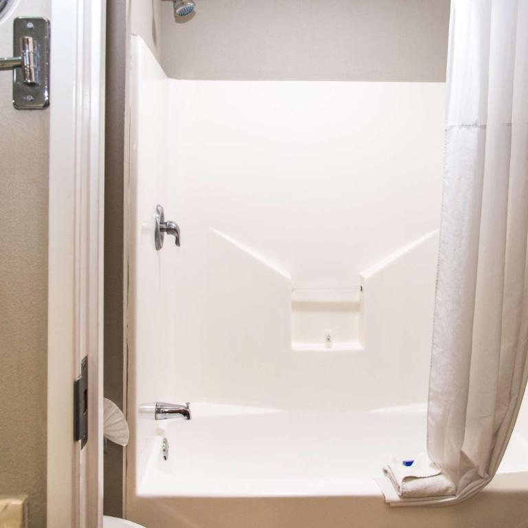 Best Western PLUS Monterrey Airport - King Room - Non-Smoking - 7