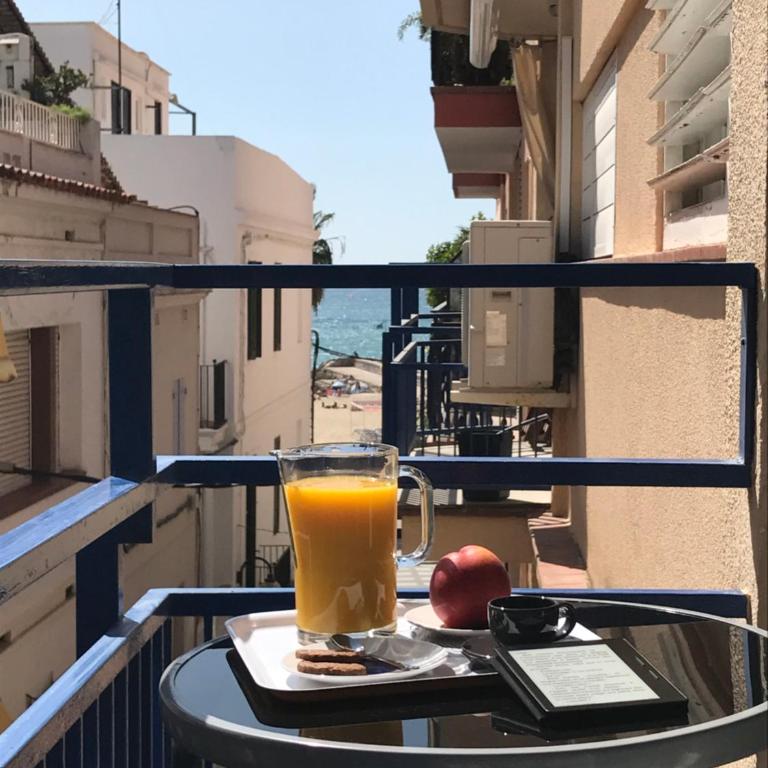 Sunny Flat in Sitges 30 Seconds to Beach, Balcony & Sea Views! - Apartamento con vistas al mar - 1