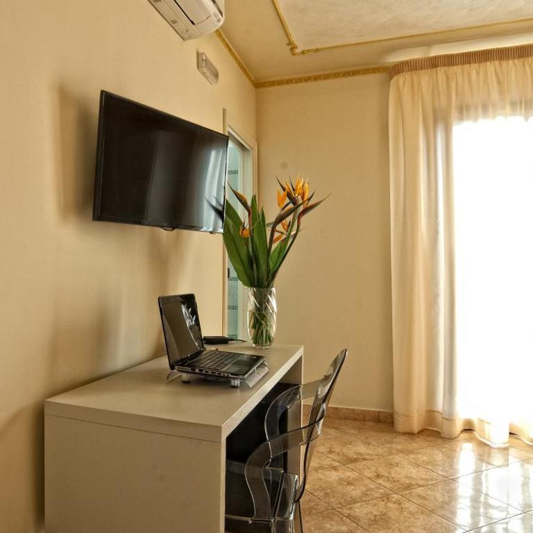 Airport House B&B - Camera Tripla Deluxe con Vista Mare - 7
