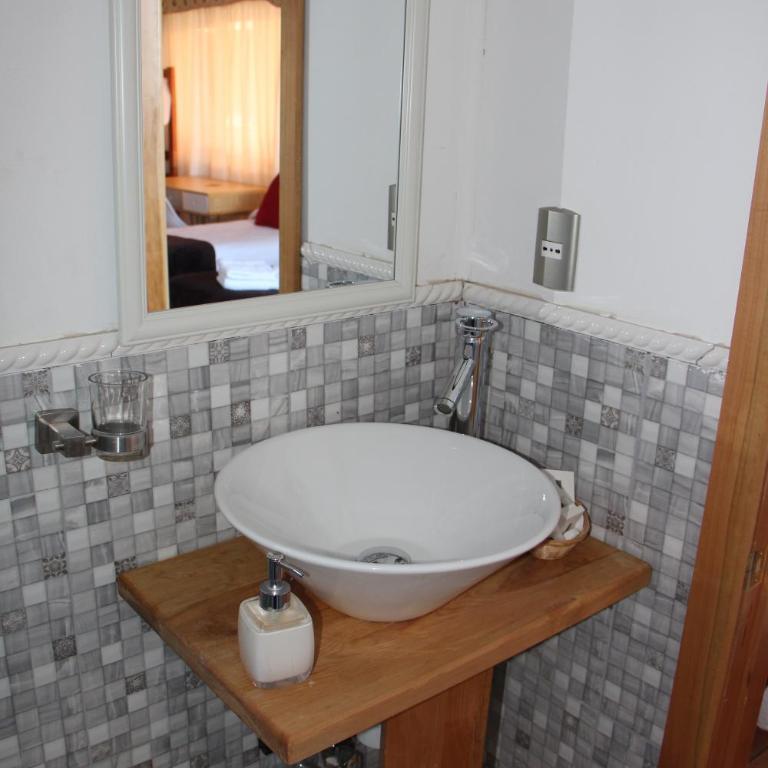 Hostal Fernando de Magalhaes - Habitación Familiar con baño - 10