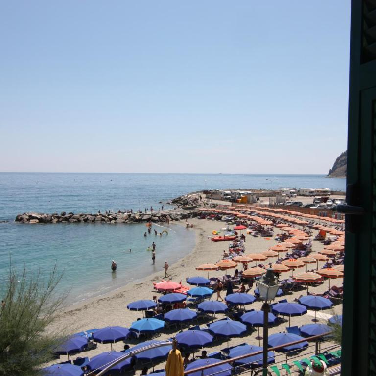 Viviani Raffaella - Camera Matrimoniale con Vista Mare - 7