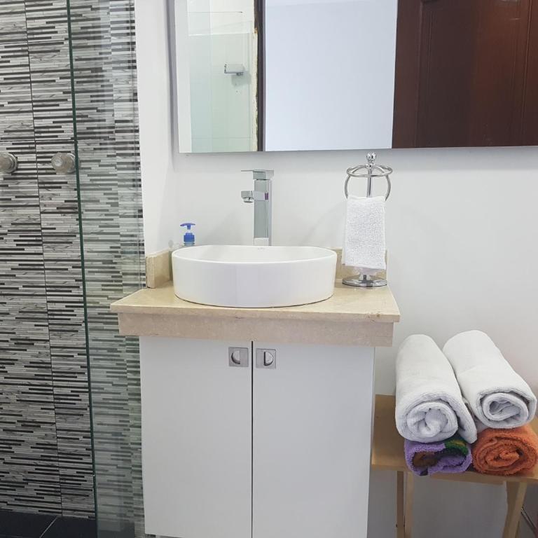 Espectaculares Vistas, Edificio Nautilus, Barrio El Laguito. - Three-Bedroom Apartment with Ocean View - 74