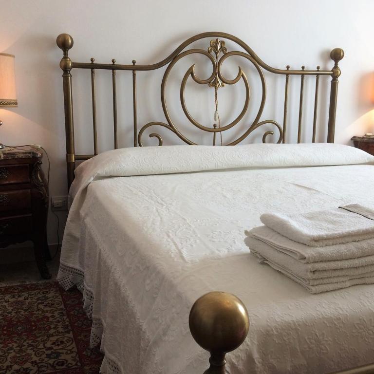 B&B Pergolesi - Queen Room with Shared Bathroom - 9