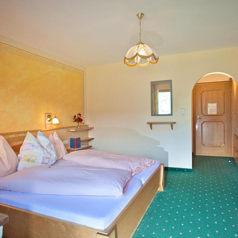 Pension Schwab - Doppelzimmer mit Balkon - 2