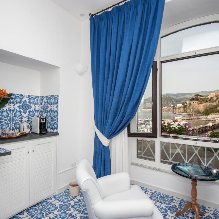 Surriento Suites - Camera Deluxe Matrimoniale con Vista Mare - 1