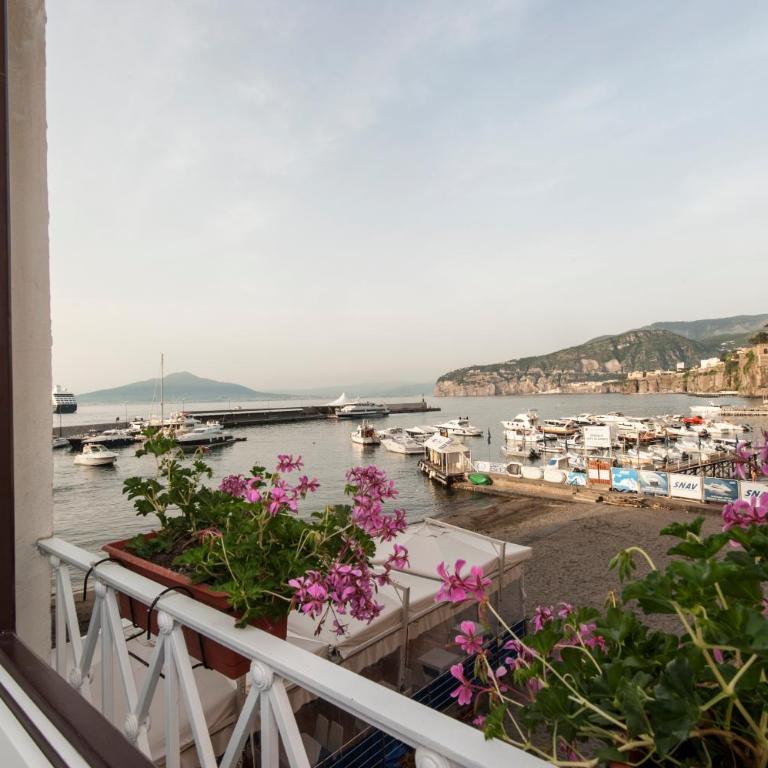Surriento Suites - Camera Deluxe Matrimoniale con Vista Mare - 3