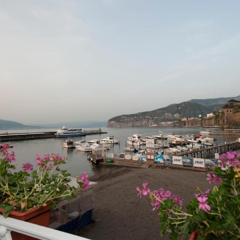 Surriento Suites - Camera Deluxe Matrimoniale con Vista Mare - 4