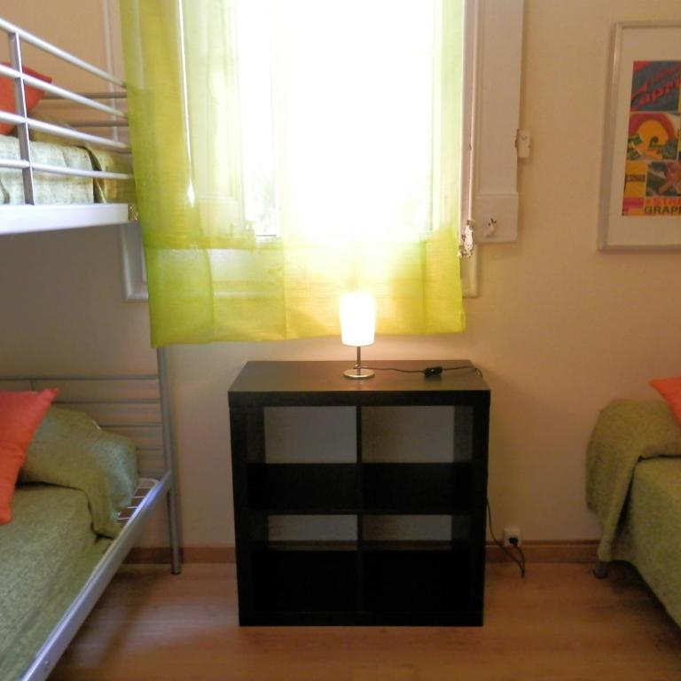 Barcelona Central Garden Hostal - Triple Room with Shared Bathroom - 2