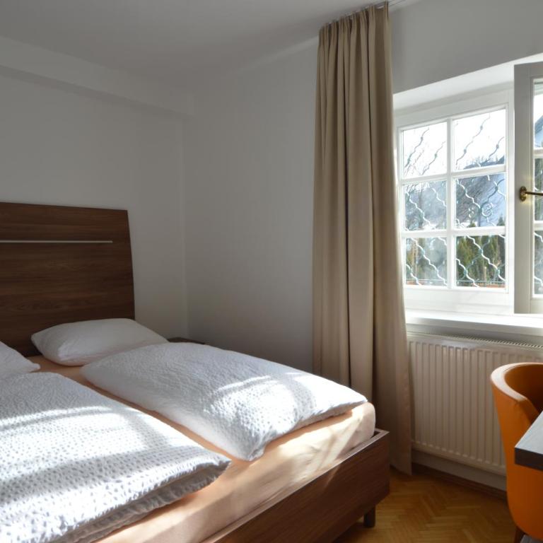 Pension Elisabeth - Rooms & Apartments - Apartment with Garden View and Balcony outbuilding - 1