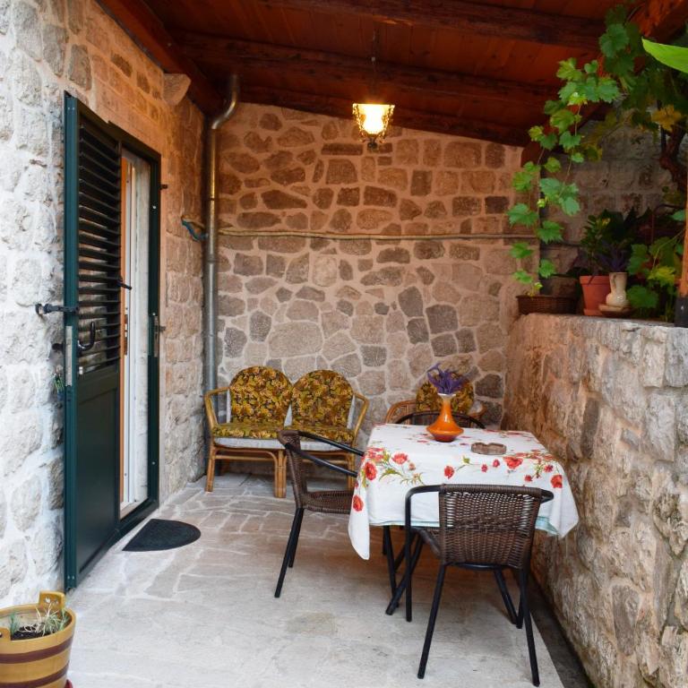 Captain's House in Dobrota - Apartment with Garden View - 1