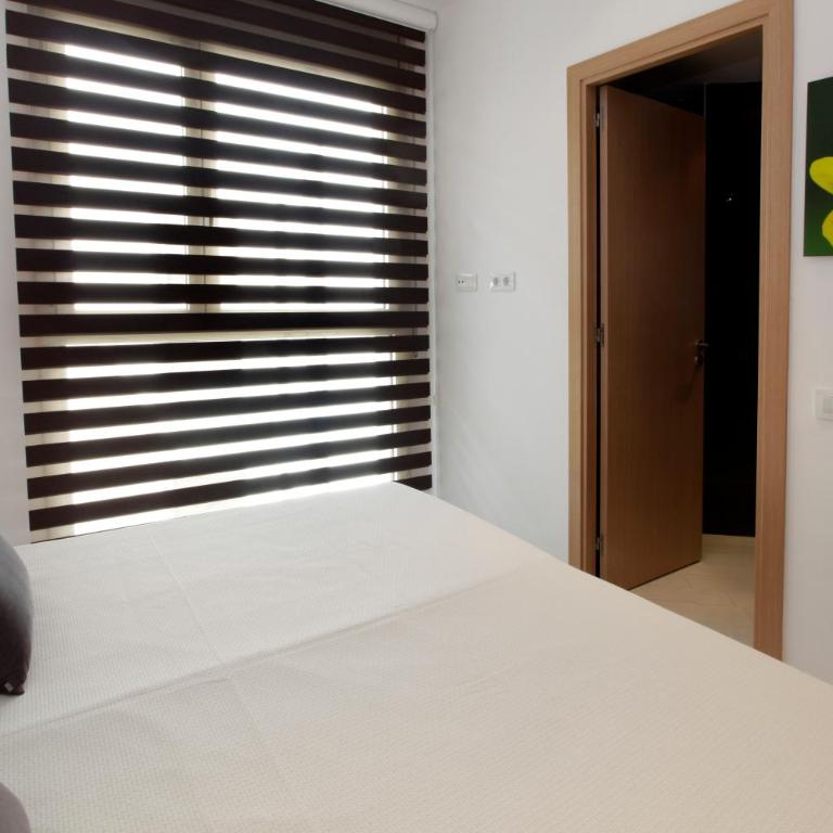 Fisa Rentals Les Corts Apartments - Deluxe Two-Bedroom Apartment with Balcony - 19
