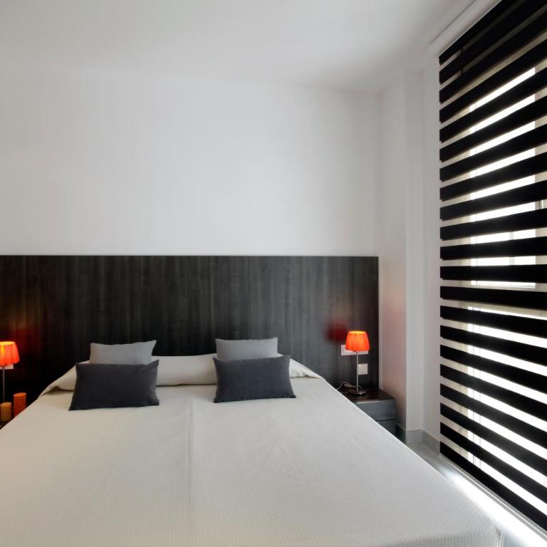 Fisa Rentals Les Corts Apartments - Deluxe Two-Bedroom Apartment with Balcony - 18