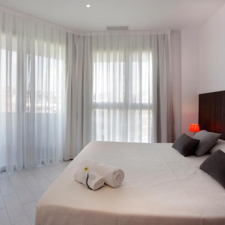 Fisa Rentals Les Corts Apartments - Deluxe Two-Bedroom Apartment with Balcony - 2