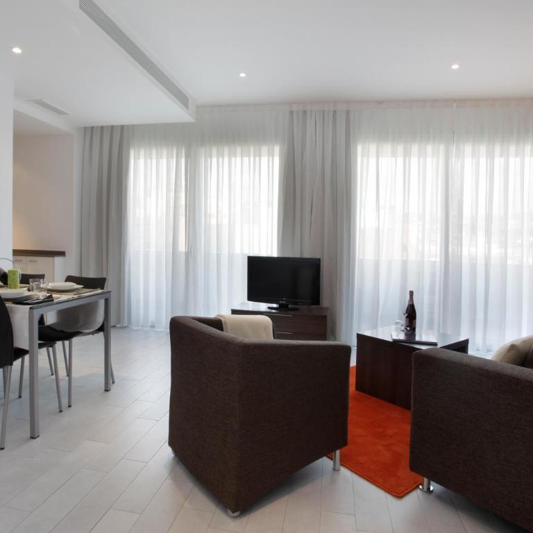 Fisa Rentals Les Corts Apartments - Deluxe Two-Bedroom Apartment with Balcony - 11