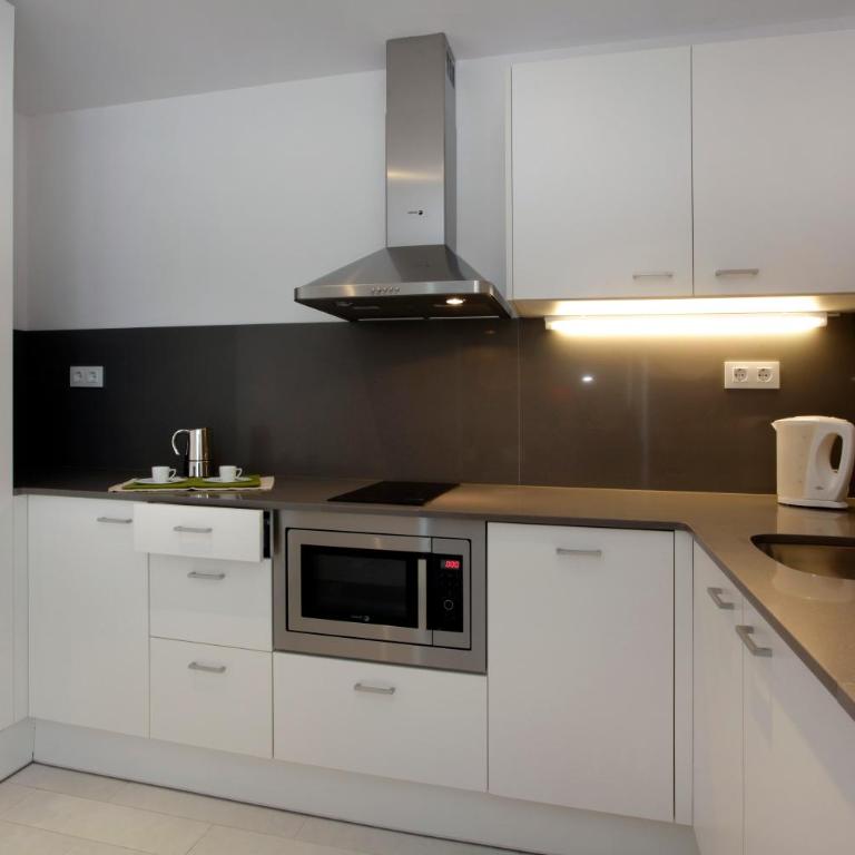Fisa Rentals Les Corts Apartments - Deluxe Two-Bedroom Apartment with Balcony - 13