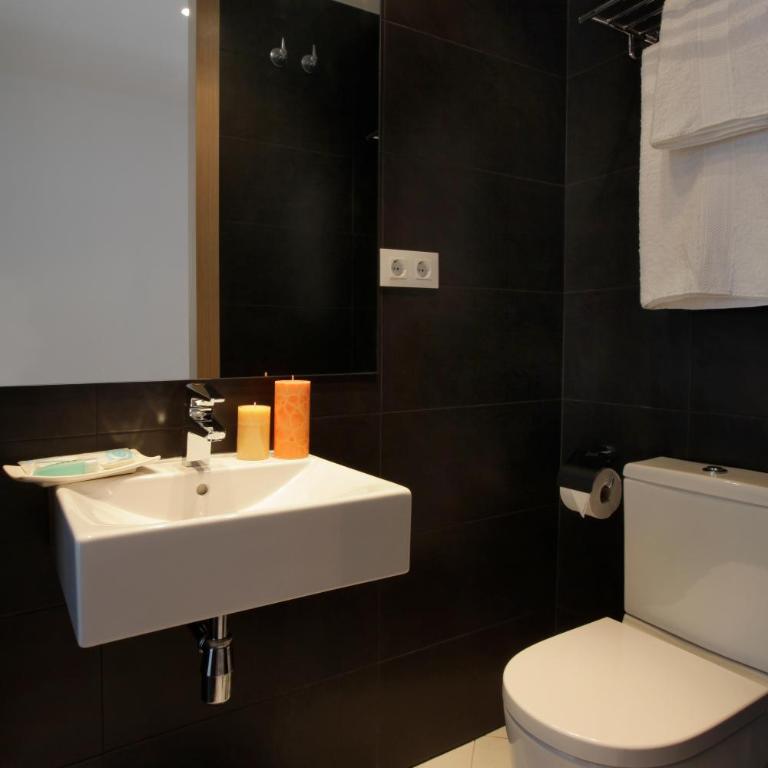 Fisa Rentals Les Corts Apartments - Deluxe Two-Bedroom Apartment with Balcony - 10