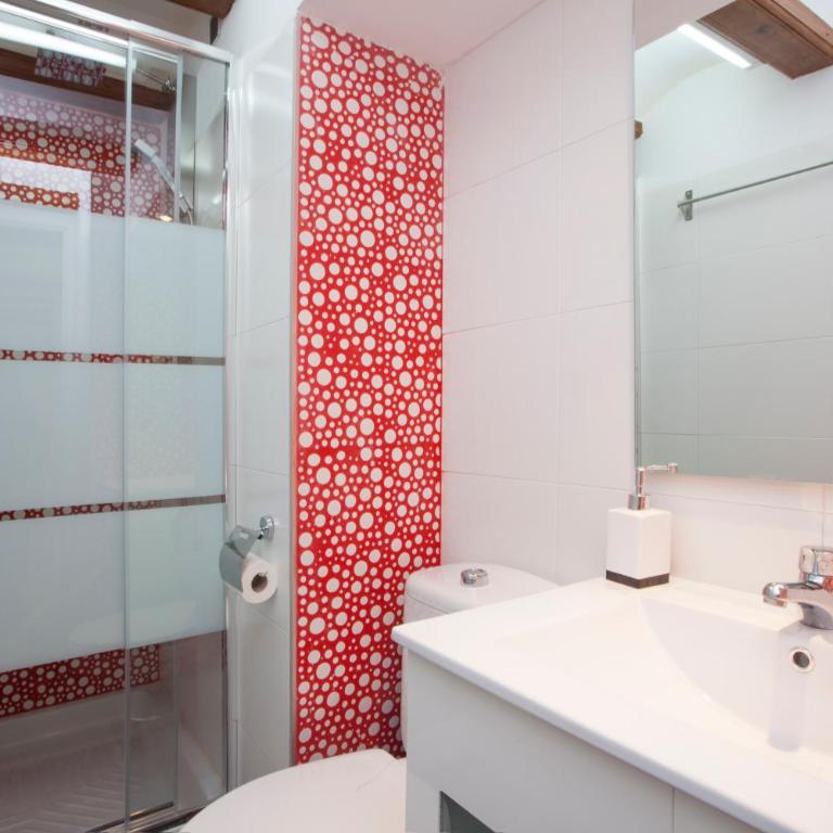 Singular Apartments Station - Three-Bedroom Apartment (6 Adults) - 5