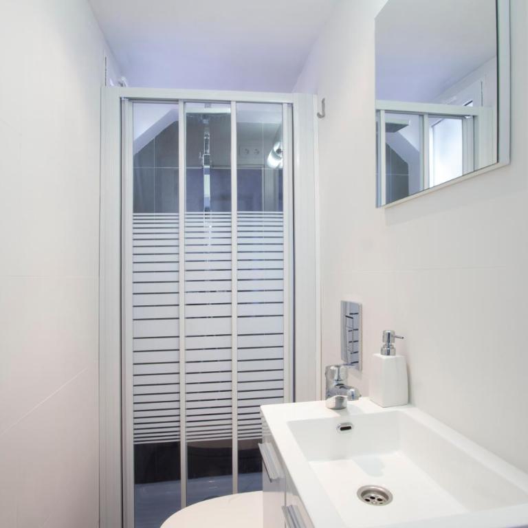 Singular Apartments Station - Three-Bedroom Apartment (6 Adults) - 13