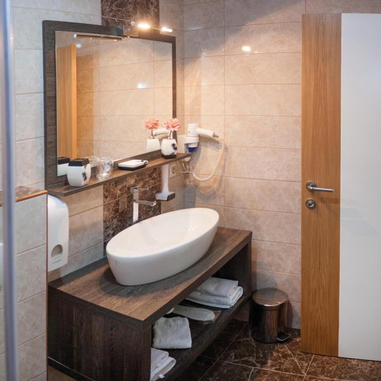 Hotel Rekic - Triple Room - 9