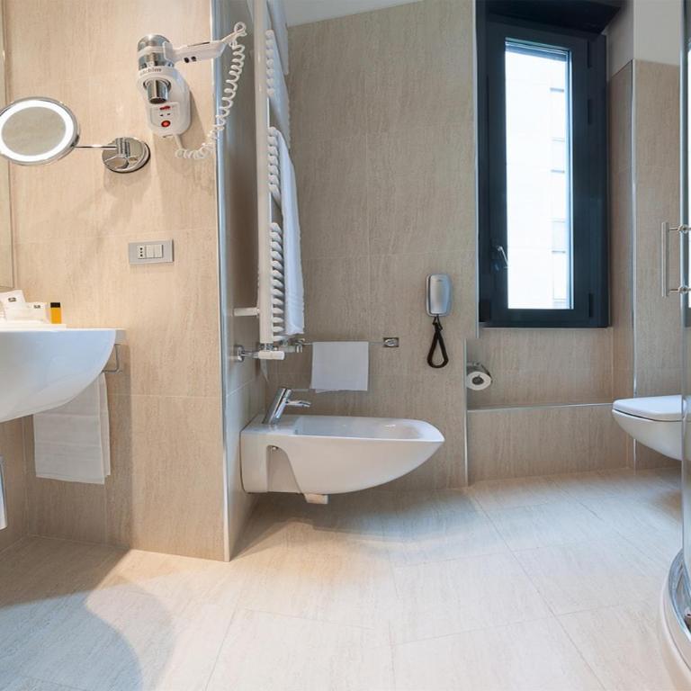 Best Western Plus Executive Hotel and Suites - Classic Queen Room - Non-Smoking - 5