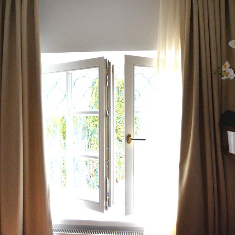 Pension Elisabeth - Rooms & Apartments - Apartment with Garden View and Balcony outbuilding - 3