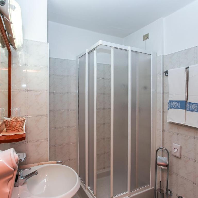 Albergo Adele - Camera Matrimoniale/Doppia con Letti Singoli - 1