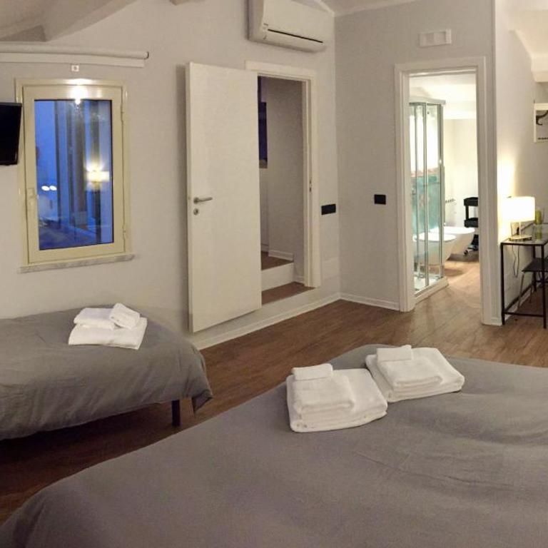 B&B Cortile Umberto I - Camera Quadrupla con Terrazza - 11