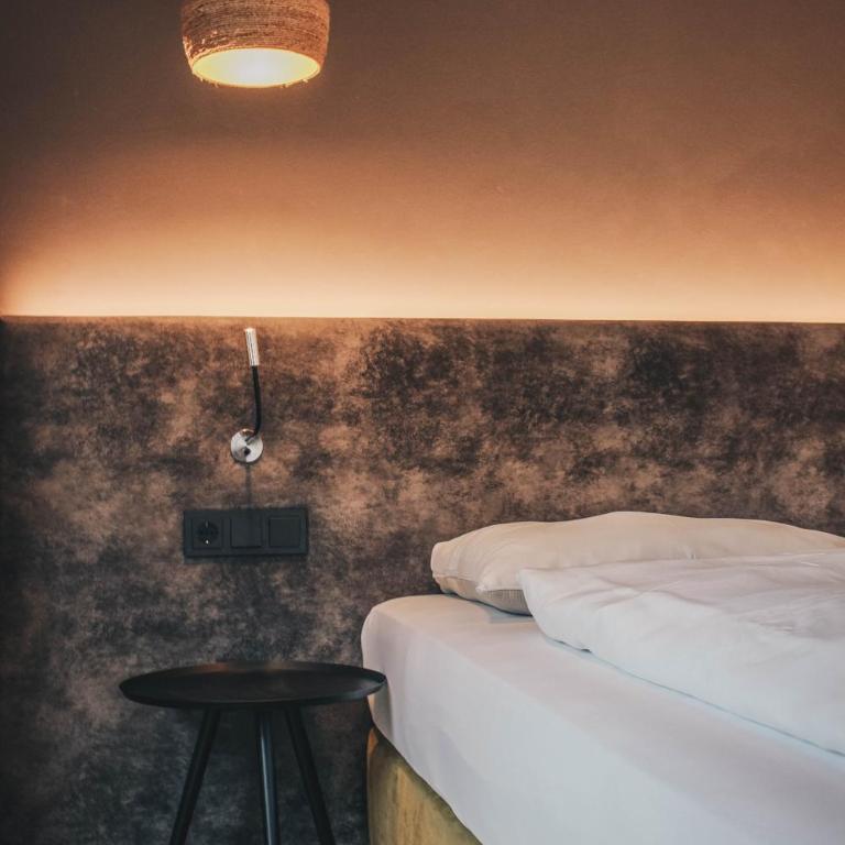 TWO TIMEZ - Boutique Hotel - with AC - Deluxe Vierbettzimmer - 4